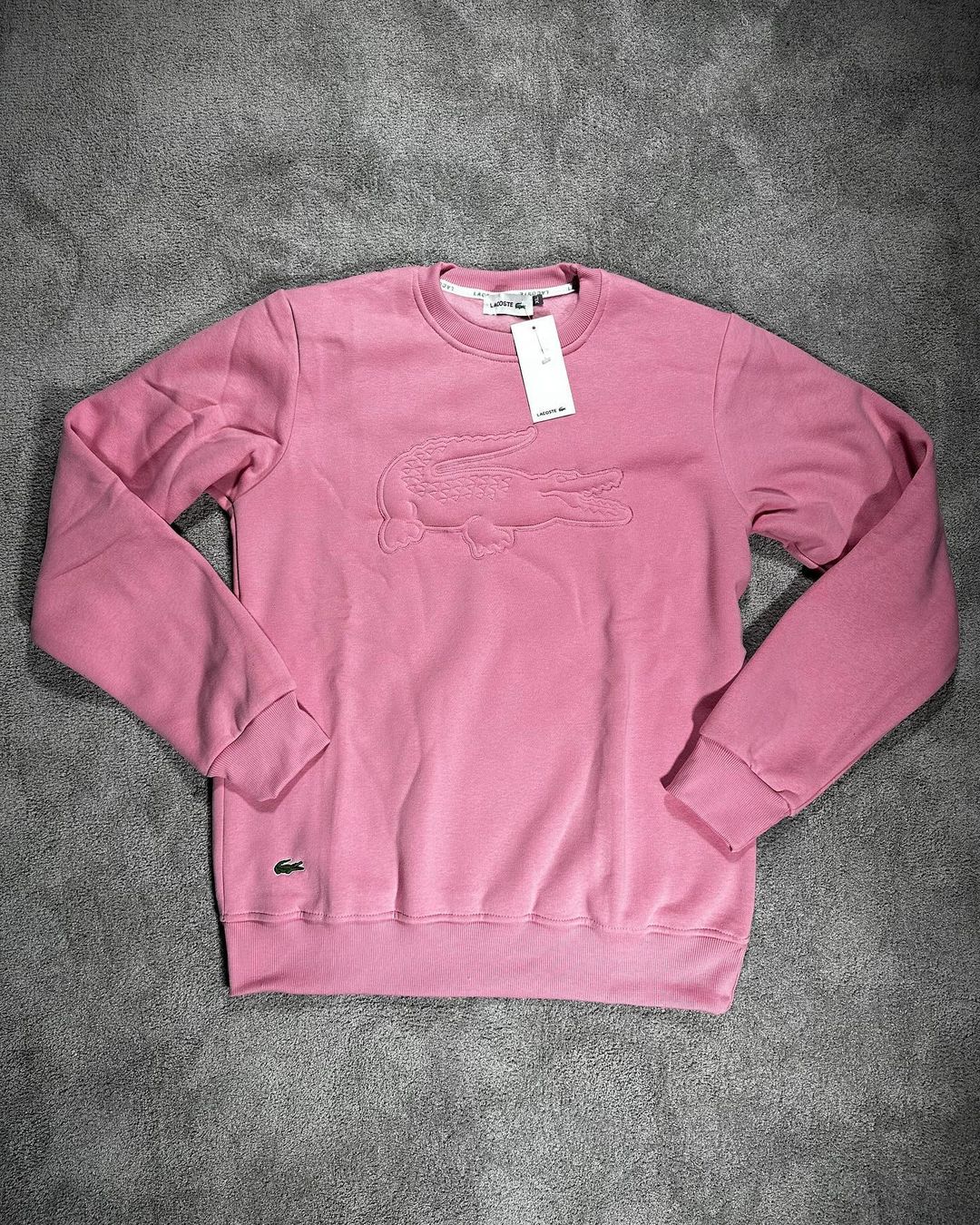 sudadera rosa lacoste con logo de cocodrilo relieve